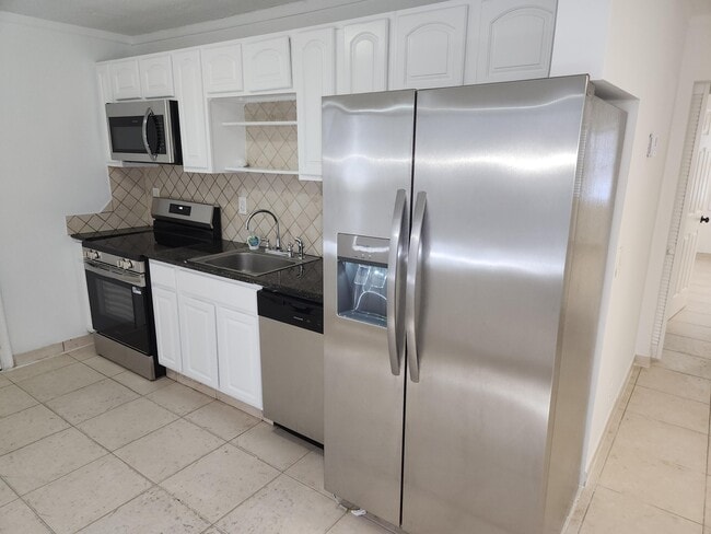 Building Photo - 210 NW 13th Ave