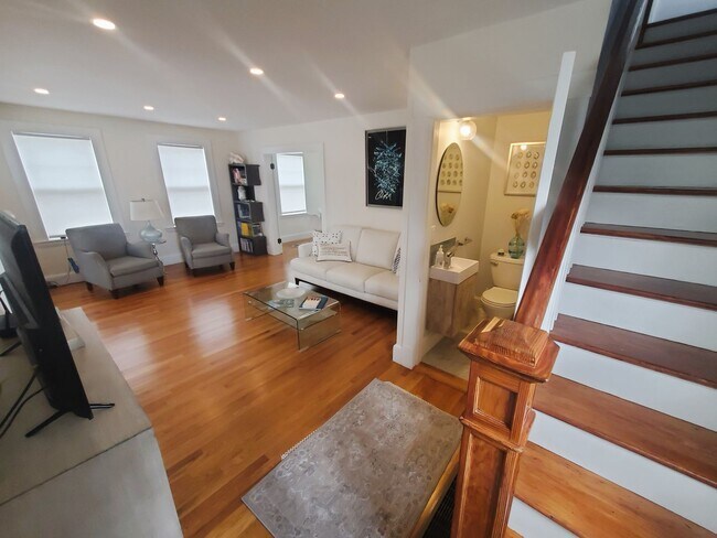 Building Photo - Winter Rental: 10A Gloucester Ave. (Utilit...