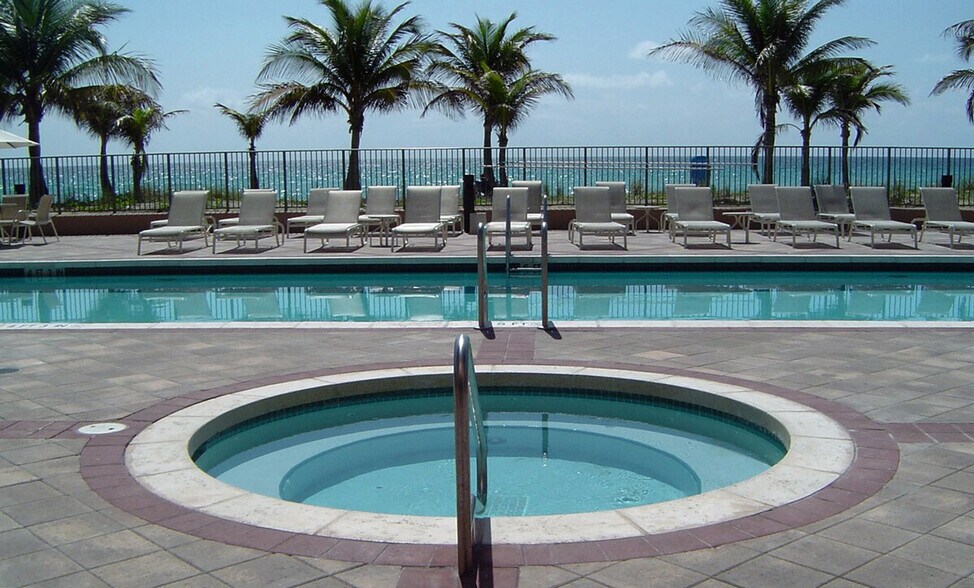 Building Photo - 3140 S Ocean Dr