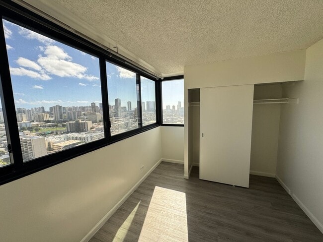 Building Photo - Bright and Breezy 2 bed, 1.5 bath, 1 covered parking top floor condo in Makiki!!