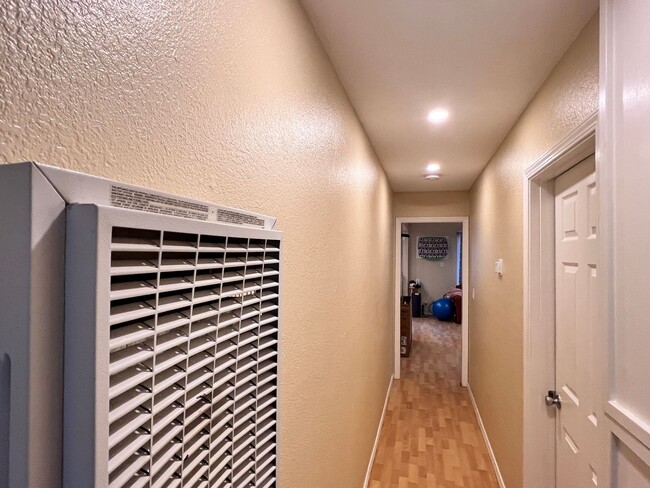 Building Photo - Campbell Duplex: 2 BR 1 BA with Garage & W...