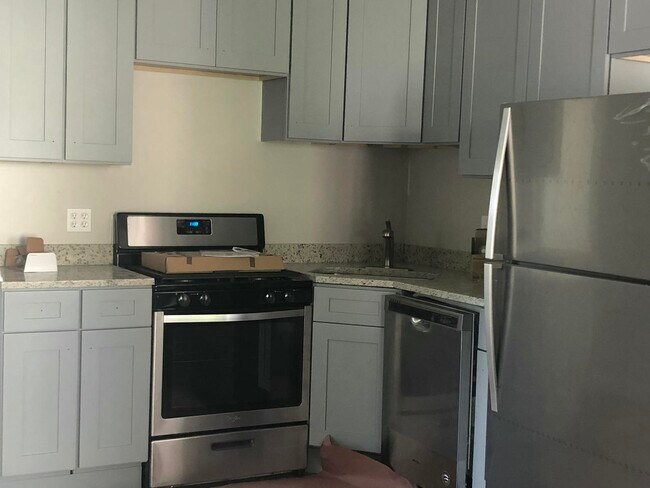 Building Photo - 827 W 33rd Pl