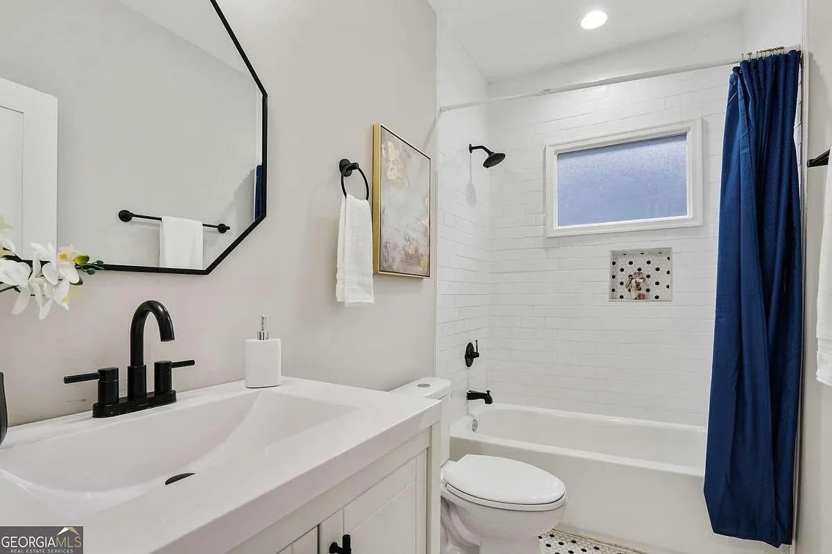 Building Photo - 733 Bonnie Brae Ave SW