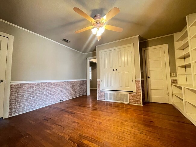 Building Photo - 1 Month Free Rent!! FarmHouse with Room for Everyone
