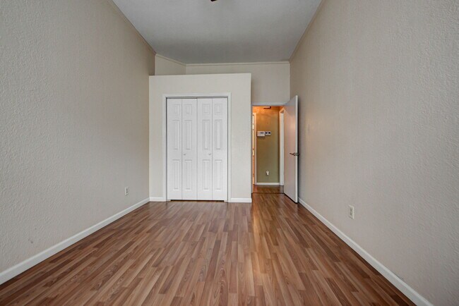 Building Photo - 2912 Edinburg Dr