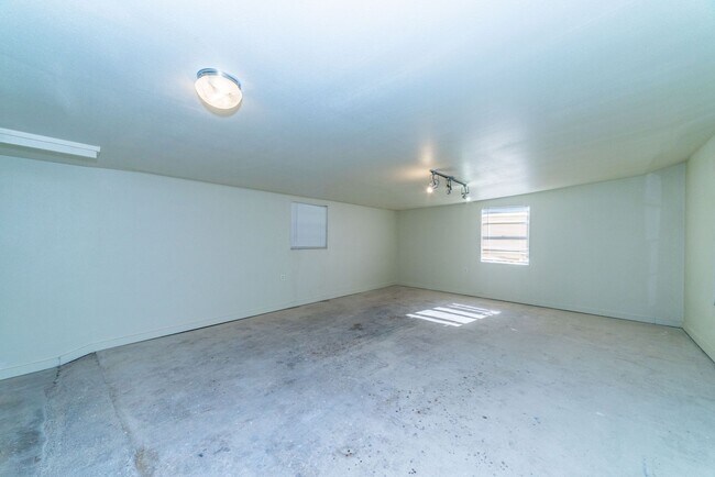 Building Photo - Charming 3-Bedroom