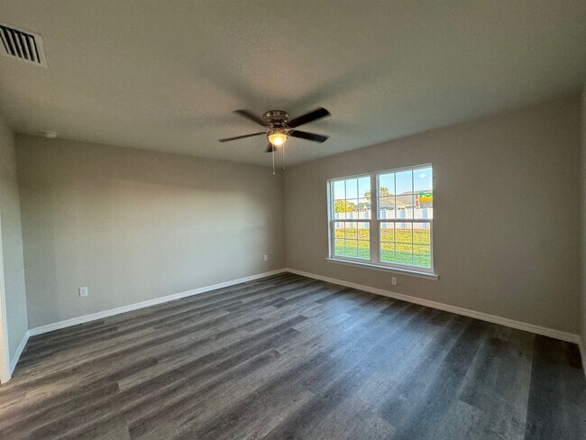 Building Photo - Desirable Silver Springs Shores - 3/2/2 **Won't Last**