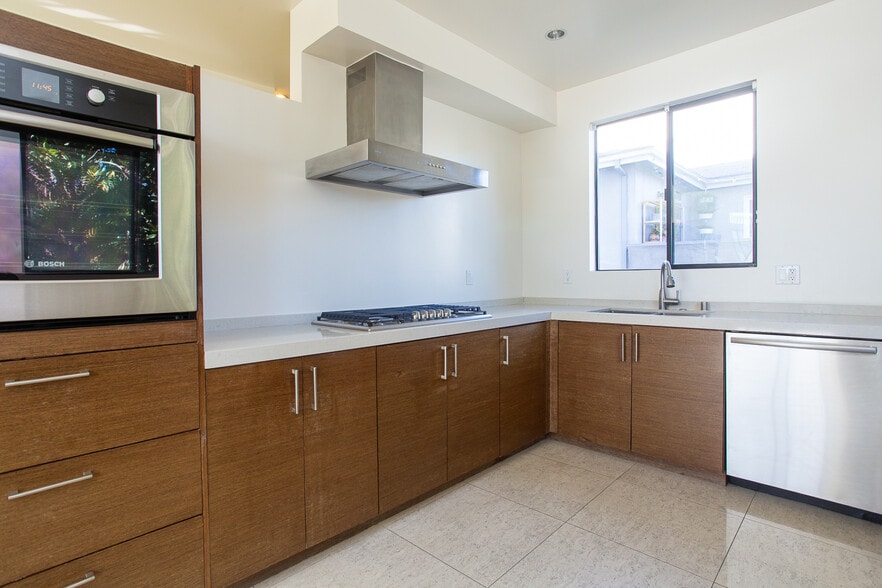 Building Photo - 8639 Whitworth Dr