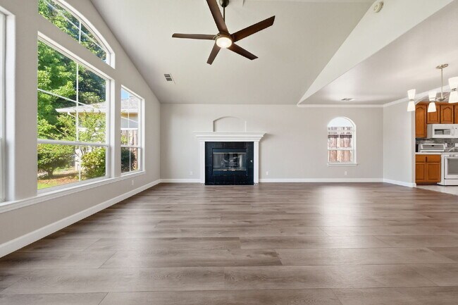 Building Photo - Executive Rental in Gold Hills