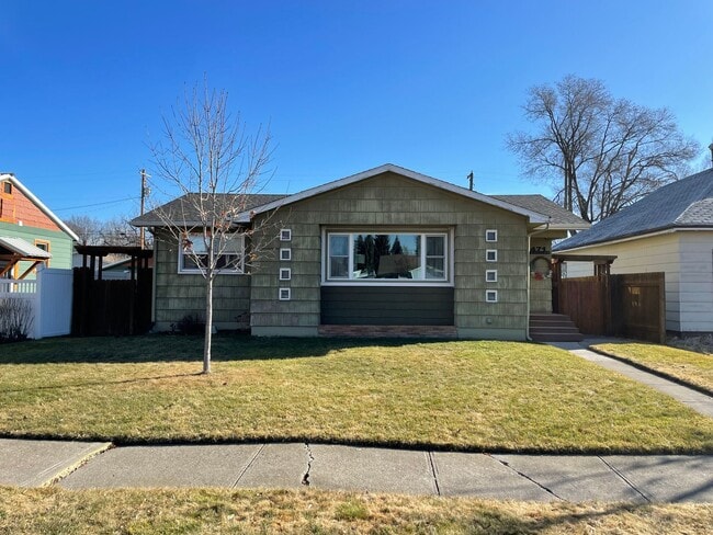Building Photo - CHARMING HOME IN GREAT LOCATION!