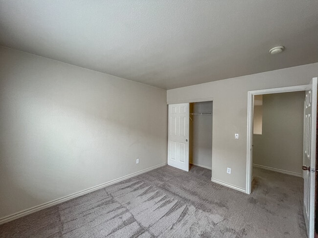 Building Photo - 2156 Summer Home St