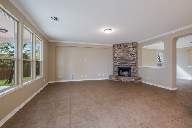 Building Photo - 4 Bedroom 2.5 Bath Ready for Move-in