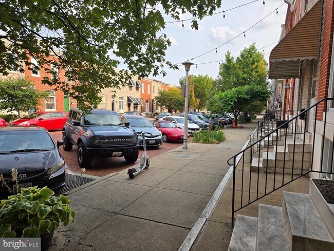 Building Photo - 132 N Kenwood Ave