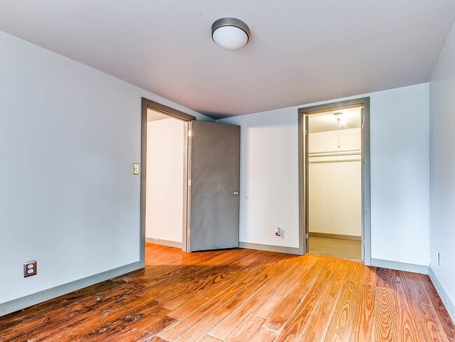 Building Photo - Unique with a Artsy Flare    1Bed + Flex Room /1.5 Bath in Edgemere Park