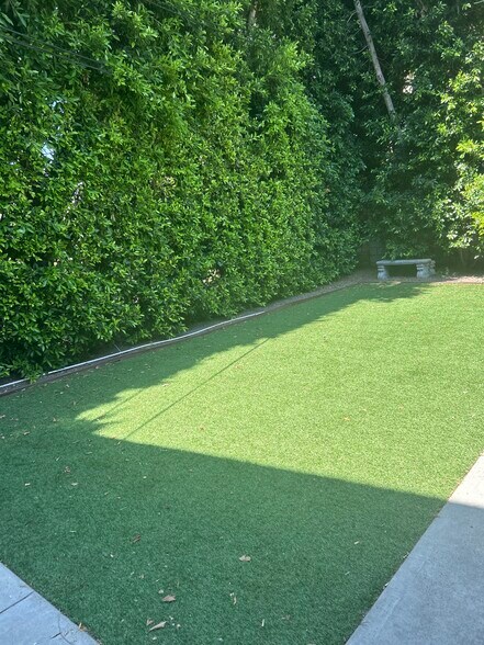 Building Photo - 4303 Beverly Glen Blvd