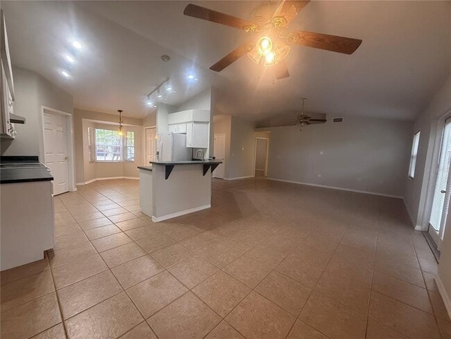 Building Photo - 620 Reflections Loop W