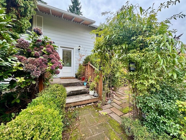 Building Photo - ***MOVE IN SPECIAL!!!*** Fully Furnished 4-bedroom, 2-bath home with Beautiful Backyard in Renton
