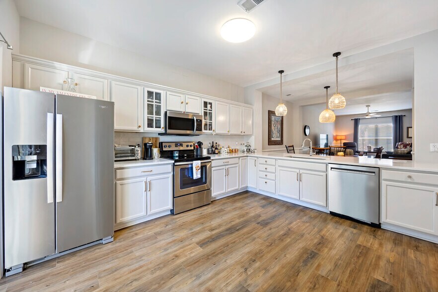 Kitchen with Breakfast Bar - 4 Jib Sail Ct