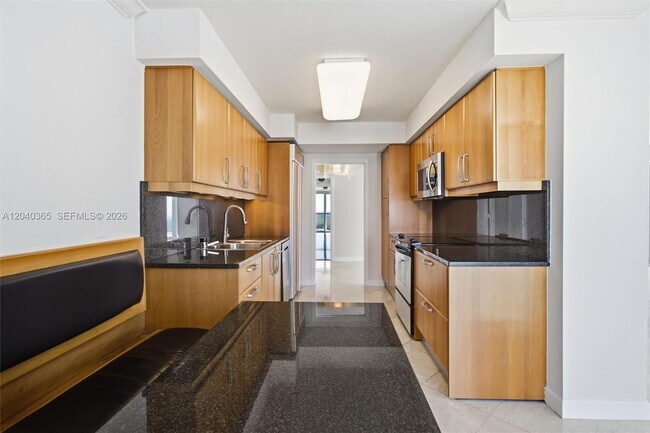 Building Photo - 16500 Collins Ave