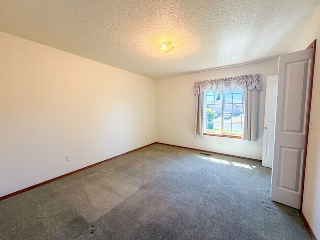 Building Photo - 364 SE Davis Ct