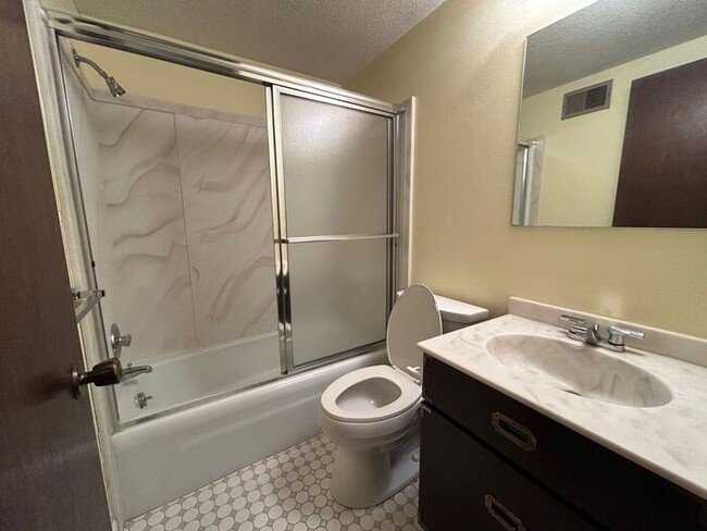 Building Photo - $3,350 | 5 Bedroom, 2.5 Bathroom House | P...