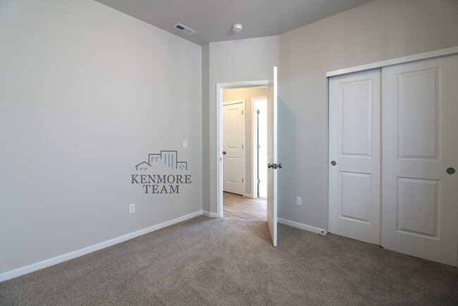 Building Photo - 3 Bedroom, 2 Bath Townhome in West Pasco