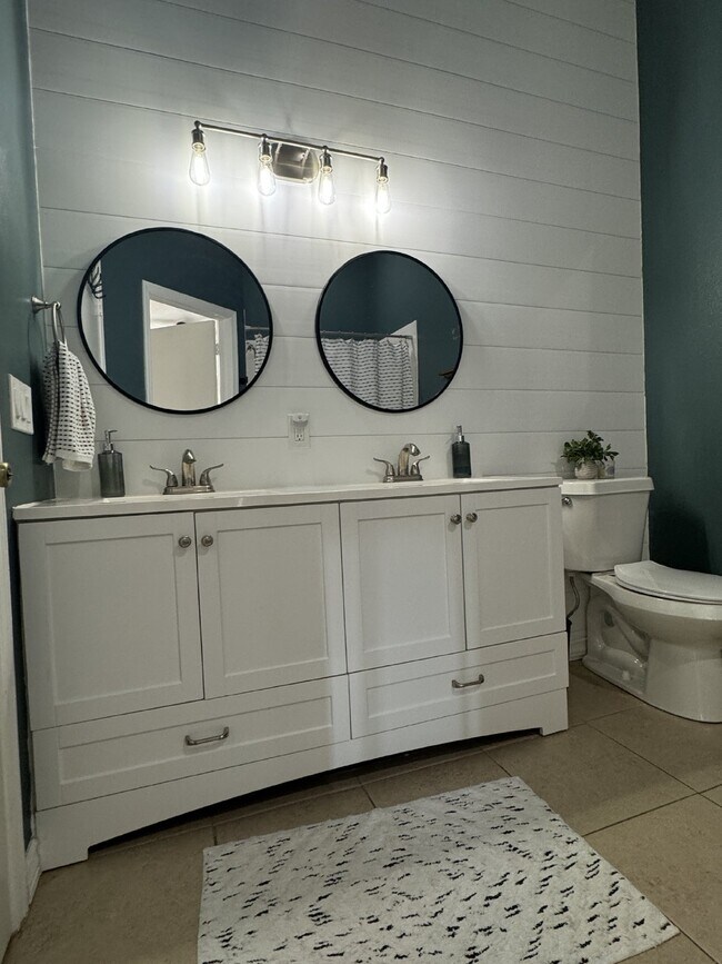 Building Photo - "Charming 2-Bed Home"