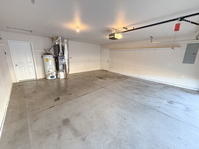 Building Photo - Three Bedroom, Two Bath House