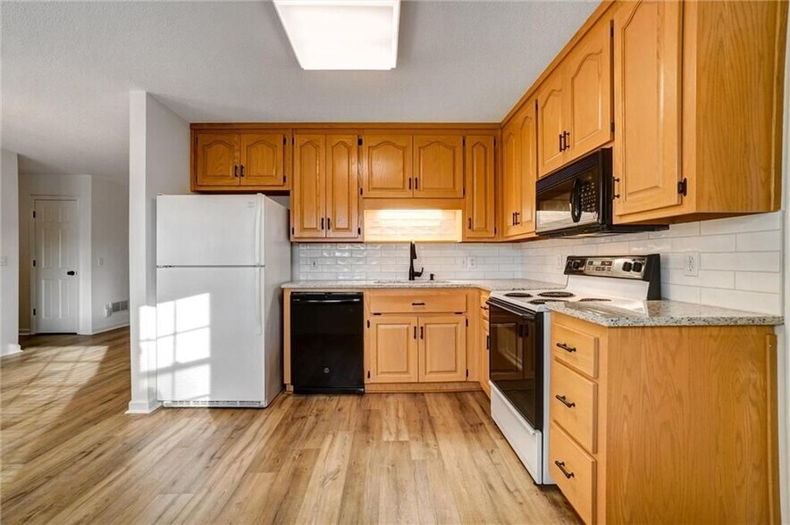 Building Photo - 701 Longview St