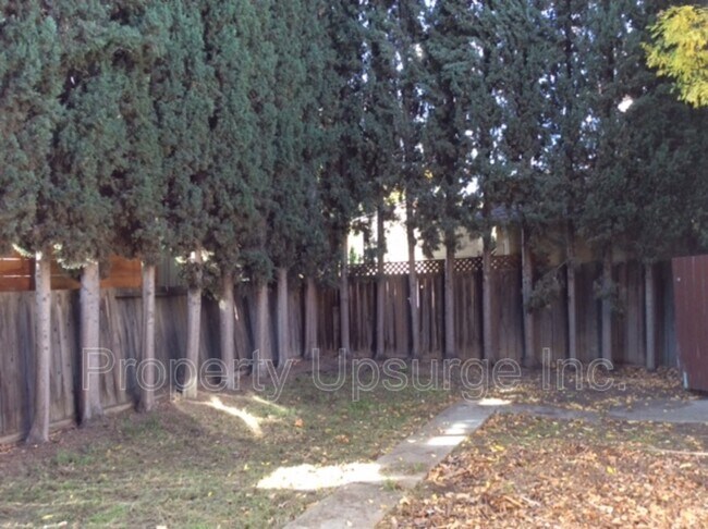 Building Photo - 209 W 10th St