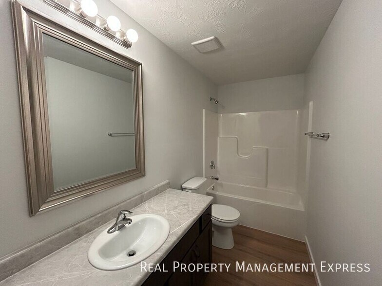 Building Photo - 2 Bedroom 1.5 Bathroom Home for Rent