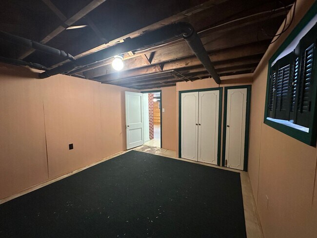 Building Photo - House in Bedford with Lot of Outdoor Space.