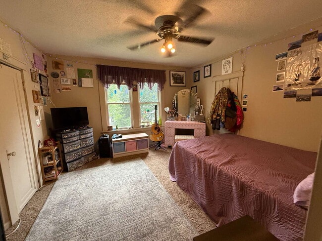 Building Photo - Spacious 2 bedroom, 1 bath home in highly ...