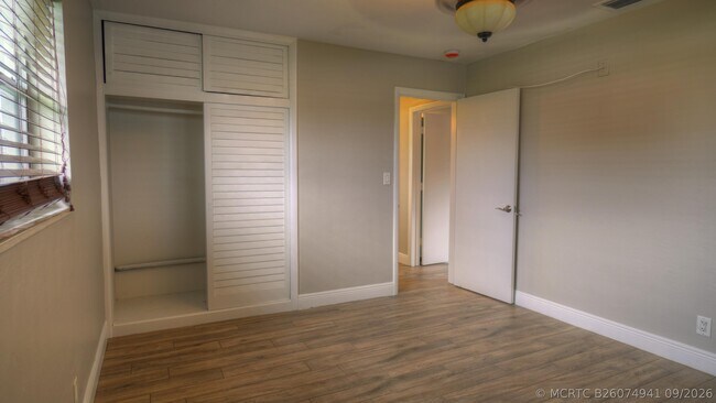 Building Photo - 1128 W River Dr