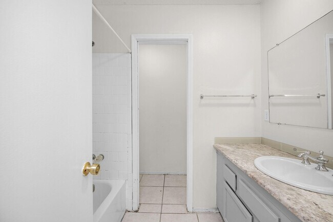 Building Photo - 1555 Green Briar Pkwy