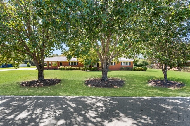 Building Photo - 616 Pinewood Dr