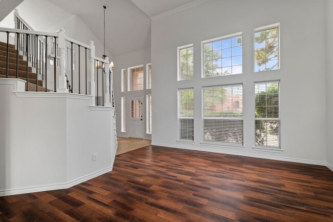 Building Photo - 5910 Spring Hill Dr