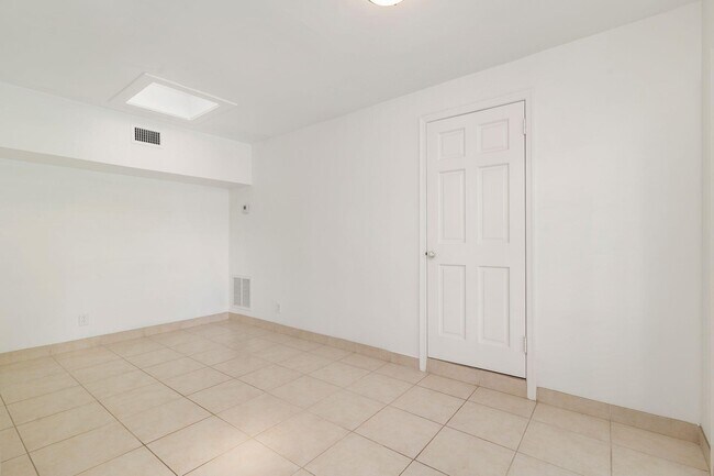 Building Photo - 3020 Vincent Rd