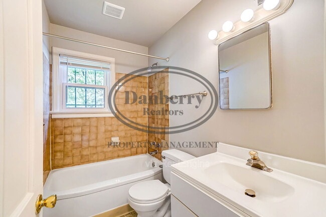 Building Photo - 833 Turner Ave