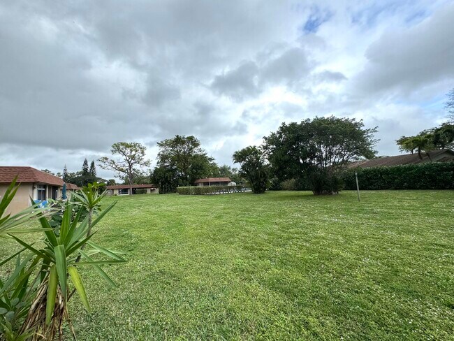 Building Photo - 1900 Palmland Dr