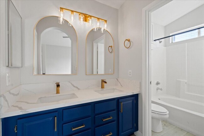 Building Photo - Contemporary 3 Bedroom With Luxurious Finishes