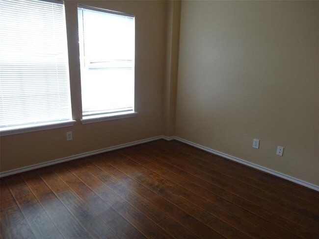 Building Photo - 34602 Lake Side Dr