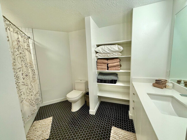 Building Photo - 385 S 400 E