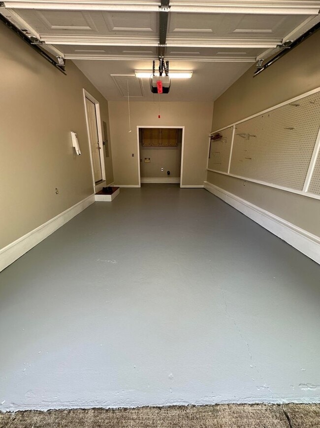 Building Photo - Get your lake therapy on, with this 3br 1ba close to the lake!