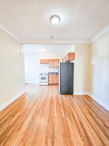 Building Photo - 4719 W Belmont Ave