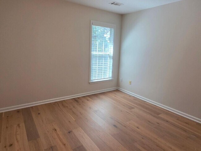 Building Photo - 2378 Fairlie Dr