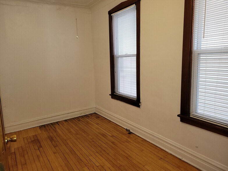 Building Photo - 3051 N Leavitt St