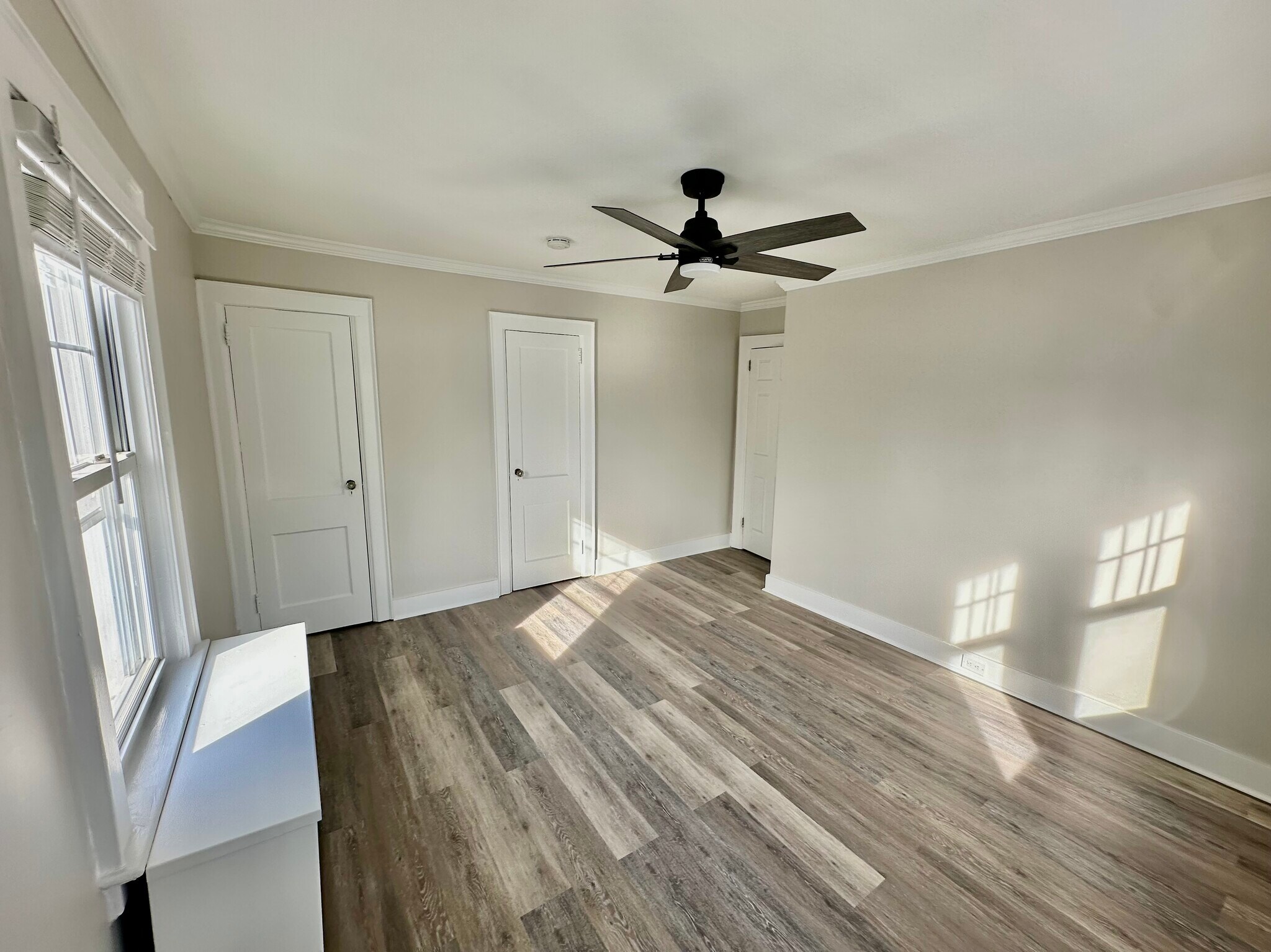 LIVING ROOM/BEDROOM - 10 Vernon Ave