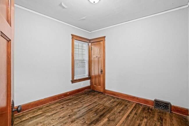 Building Photo - Oakland Upper Flat near campus