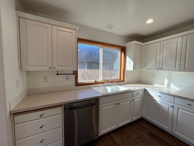Building Photo - Amazing 3 Bd 2 Bath home in Historic Gladstone! Attached garage and Private yard! Easy access to ...